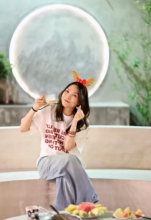 Dịp Giáng sinh, nữ ca sĩ thiết kế một khu vực để ăn uống. Ảnh: FB Mỹ Tâm.