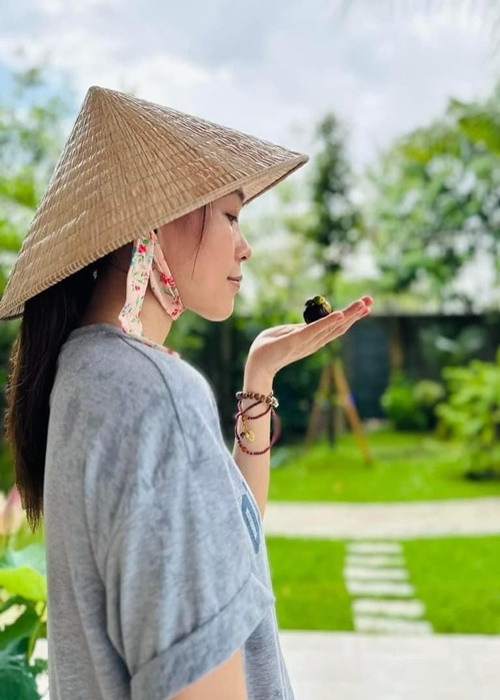 Nữ ca sĩ hào hứng thu hoạch cây trái trong vườn. Ảnh: Instagram Mỹ Tâm.
