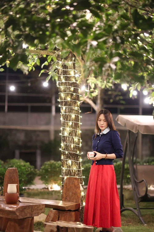 Nữ ca sĩ vừa uống trà vừa ngắm pháo hoa bắn tại nhà. Ảnh: FB Mỹ Tâm.