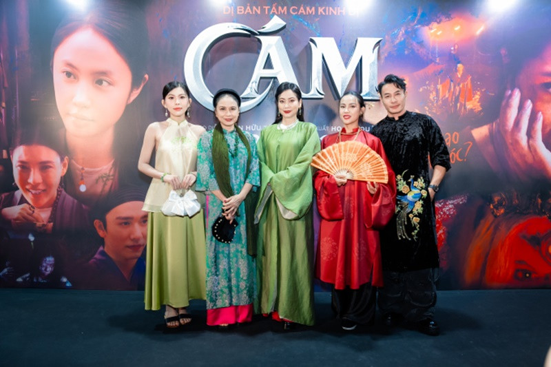 Cô bị sụt 10 kg và chỉ còn 39 kg thời điểm bị tai nạn, có khoảng 28 vết sẹo ở cả đầu và mắt. Ảnh: Cosmolife.