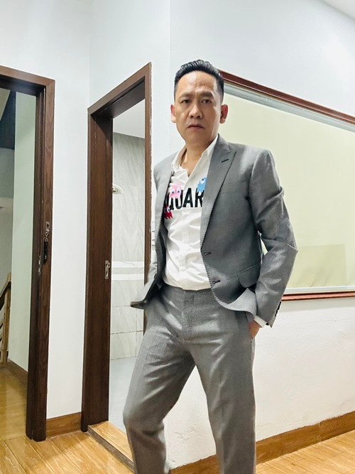 "Trong liveshow này, chúng ta cùng vui với âm nhạc với khán giả. Bỏ qua hết tất cả, không nhắc lại những chuyện cũ nữa. Vừa được vui với nghệ thuật và làm cho khán giả thấy thú vị mà lại đóng góp ủng hộ cho bà còn bão lụt nữa. Thì tất cả mọi người đều vui và có lợi. Cái này nói thật lòng. Không hề nói phét!”, Duy Mạnh viết. Ảnh: FB Duy Mạnh.