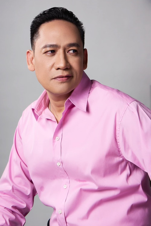 Theo Người Lao Động, Duy Mạnh viết: “Cậu MC Lũ, cậu ấy hô hào quyên góp được 24 tỷ tiền từ thiện của thiên hạ. Cậu bỏ ra 3 tỷ mua mì gói, nước mắm, gạo, muối, mắm tôm, bò, lợn.... để phát tặng người nghèo! Còn lại 21 tỷ cậu ý bỏ túi. Bố mẹ, anh em trong gia đình còn không tin nhau, chả lẽ quý vị lại đi tin một cá nhân xa lạ? Tốt nhất là hãy tự trách bản thân là tại sao có những lúc mình lại keo kiệt bủn xỉn với chính người thân, để rồi lại dễ dãi đưa tiền cho kẻ khác làm từ thiện hộ cho mình nhỉ?". Ảnh: FB Duy Mạnh.