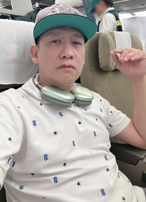 Duy Mạnh viết: “Tôi có ý suy nghĩ thế này. Trong cuộc sống ai cũng có sai sót và không ai hoàn hảo hết. Thôi thì hãy chung tay cùng nhau ủng hộ bão lụt một cách hiệu quả nhất. Tất cả chuyện cũ hãy bỏ qua hết. Với show Duy Mạnh - Tuấn Hưng diễn ngày 21/9 ở Tam Đảo. Nếu ban tổ chức sắp xếp ổn thỏa và chuyển khoản vào quỹ Mặt trận Tổ Quốc Việt Nam số tiền 3 tỷ để ủng hộ bà con lũ lụt, tôi rất mong bên ban tổ chức mời thêm cả MC Phan Anh cùng tham gia chương trình...". Ảnh: FB Duy Mạnh.