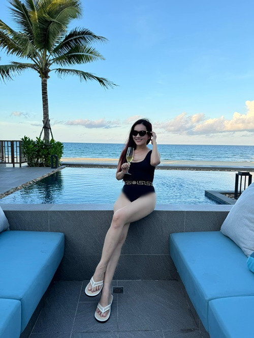 Trên trang cá nhân, doanh nhân Anh Thơ - vợ diễn viên Bình Minh khoe ảnh nghỉ dưỡng dịp 2/9.