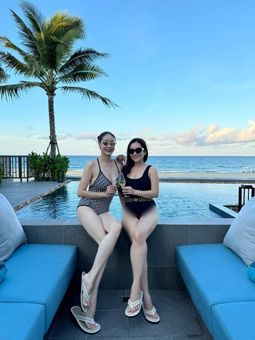 Anh Thơ diện bikini đọ vẻ gợi cảm cùng Hoa hậu Hà Kiều Anh trong chuyến nghỉ dưỡng.