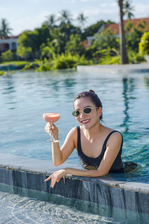 Vợ Bình Minh lột xác gợi cảm, trẻ trung sau nhiều năm kết hôn.