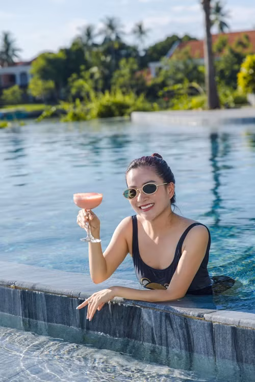 Vợ Bình Minh lột xác gợi cảm, trẻ trung sau nhiều năm kết hôn.