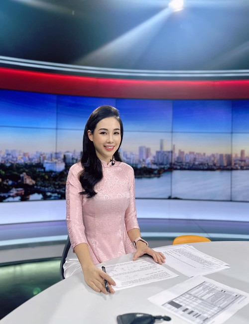 Trên sóng truyền hình, cô thường mặc áo dài, trang phục vest thanh lịch. Ảnh: FB Tố Quyên.