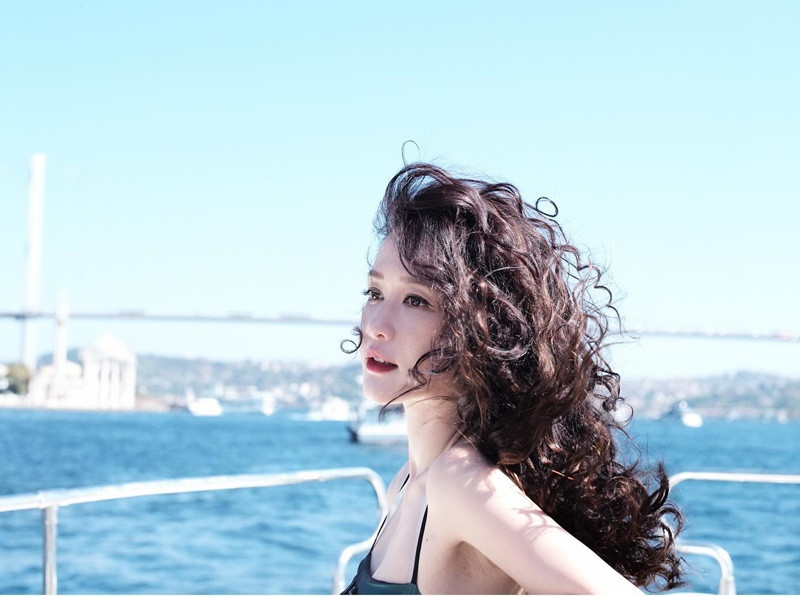 "Đông Phương Bất Bại" khoe thân hình gợi cảm trong một chuyến du lịch.