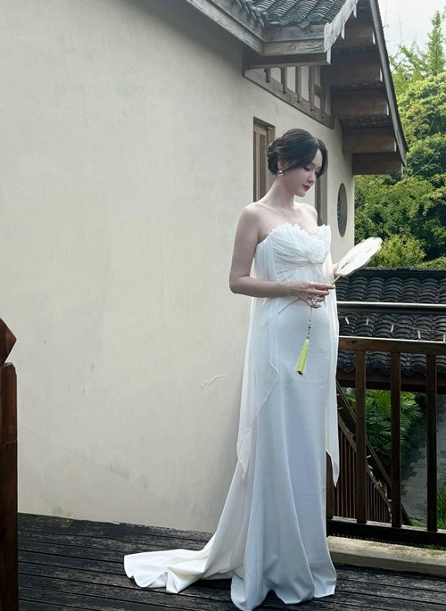 Nhờ sắc vóc gợi cảm, thần thái cuốn hút, ở tuổi 45, nữ diễn viên thường xuyên được mời làm người mẫu cho các tạp chí.