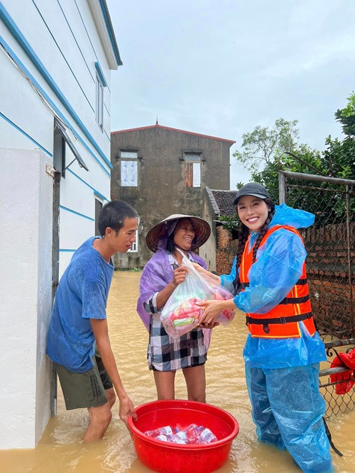 Quế Vân phát quà cho người dân bị ảnh hưởng bởi lũ lụt ở Bắc Giang. Ảnh: FB Quế Vân.