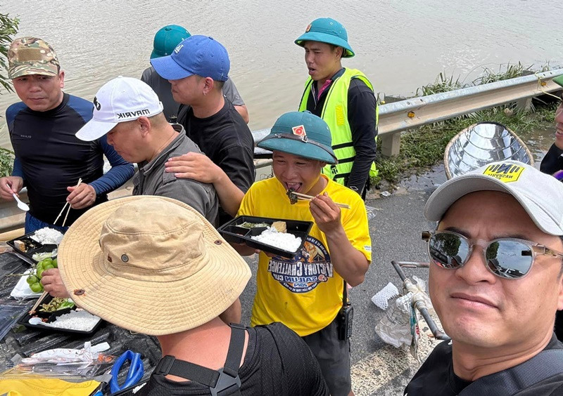 Nam diễn viên vừa cập nhật thông tin về chuyến từ thiện: "Hiện giờ theo tin báo các điểm nói chung đã được kiểm soát khá ổn rồi. Đồ đạc đang nằm dư các điểm khá nhiều rồi. Ai có thông tin vùng nào khó báo mình nhé". Ảnh: FB Hồng Đăng.