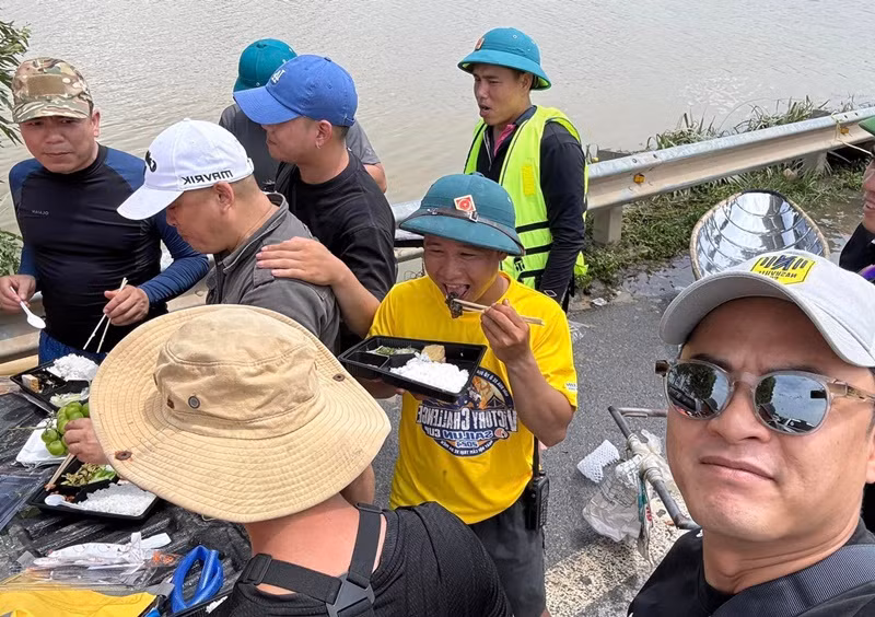 Nam diễn viên vừa cập nhật thông tin về chuyến từ thiện: "Hiện giờ theo tin báo các điểm nói chung đã được kiểm soát khá ổn rồi. Đồ đạc đang nằm dư các điểm khá nhiều rồi. Ai có thông tin vùng nào khó báo mình nhé". Ảnh: FB Hồng Đăng.