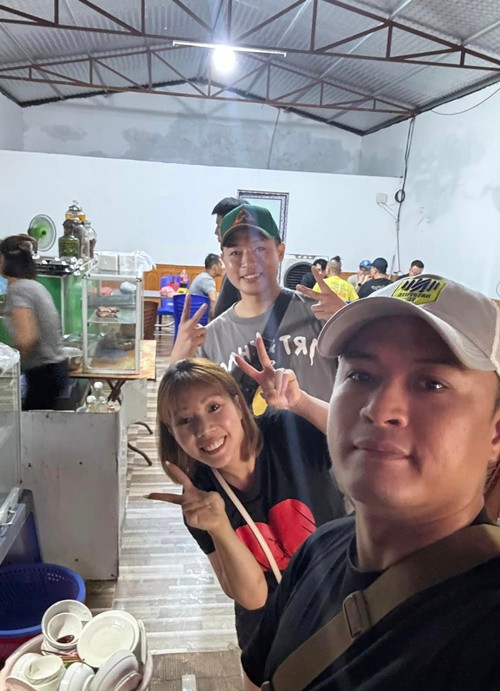 Hồng Đăng đi từ thiện cùng vợ. Ảnh: FB Hồng Đăng.