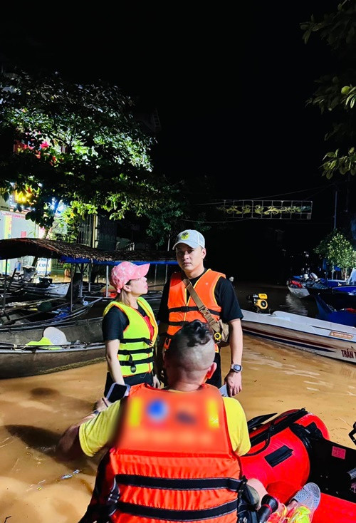 Giống Hồ Hoài Anh, Hồng Đăng cũng đến vùng lũ hỗ trợ bà con. Ảnh: FB Anh Đào.