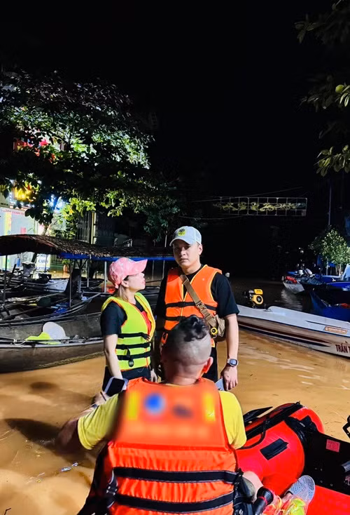 Giống Hồ Hoài Anh, Hồng Đăng cũng đến vùng lũ hỗ trợ bà con. Ảnh: FB Anh Đào.