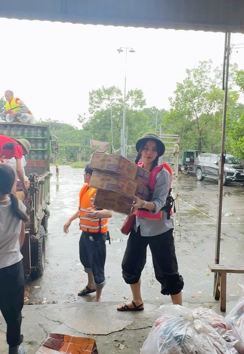 Diệp Lâm Anh cũng bay từ TP HCM ra Hà Nội rồi đến Yên Bái trao quà. Ảnh: FB Diệp Lâm Anh.