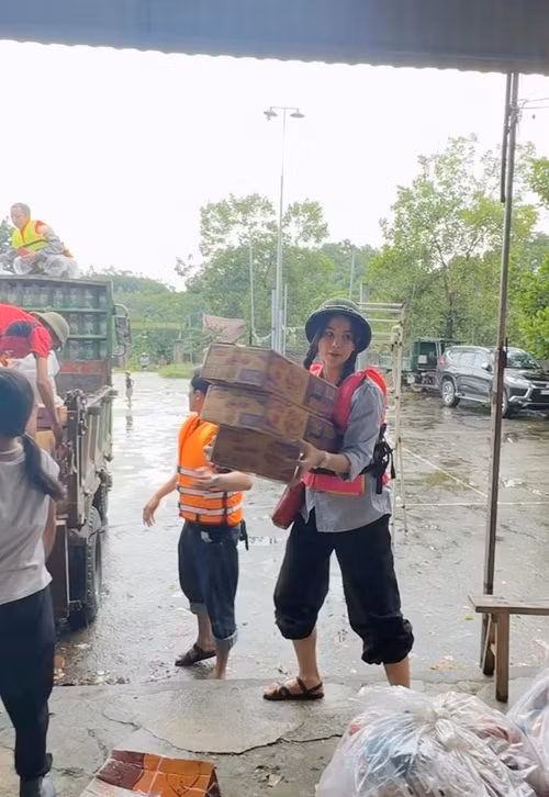 Diệp Lâm Anh cũng bay từ TP HCM ra Hà Nội rồi đến Yên Bái trao quà. Ảnh: FB Diệp Lâm Anh.