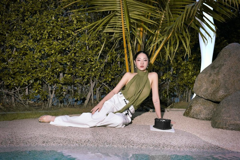 Bảo Anh còn kể một sinh nhật đáng nhớ khác là vào năm 18 tuổi. Khi đó, cô được mẹ tặng cho một chiếc xe hơi. Ảnh: FB Bảo Anh.