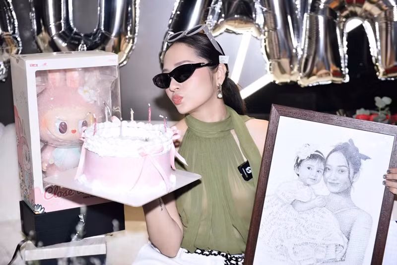 "Ngày này năm đó mẹ tôi thì đau tôi thì khóc nên cũng xin là ngày này năm nay và các năm về sau nữa mãi vui vẻ", Bảo Anh tâm sự ngày đón tuổi mới. Ảnh: FB Bảo Anh.