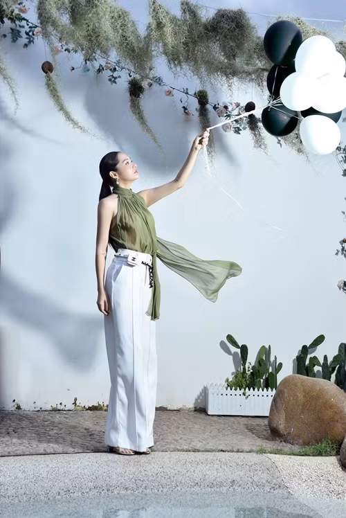 Nhận quà từ mẹ, Bảo Anh không thấy vui trong lòng bởi cô chưa biết lái xe và giá trị món quà quá lớn. Ảnh: FB Bảo Anh.