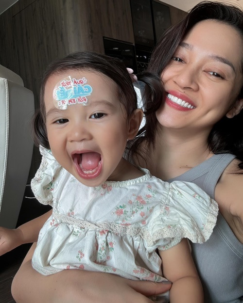 Bảo Anh khoe con gái đáng yêu, giống cô như đúc. Ảnh: FB Bảo Anh.