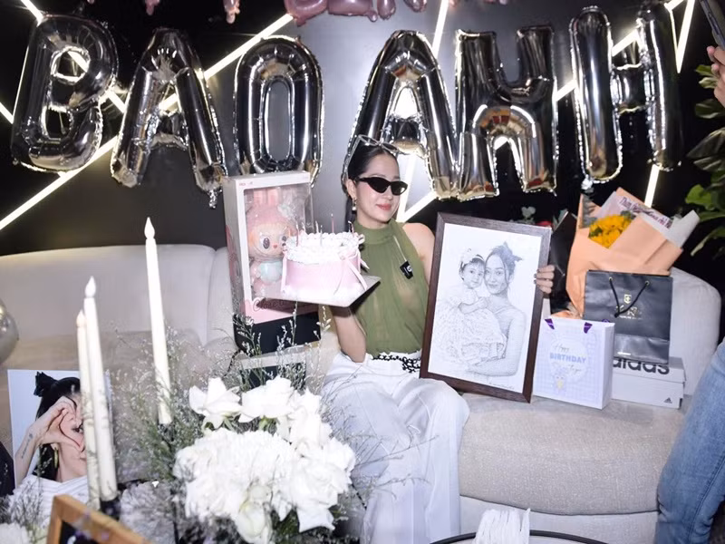  Ca sĩ Bảo Anh vừa được ê-kíp tổ chức sinh nhật lần thứ 32. Ảnh: FB Bảo Anh.