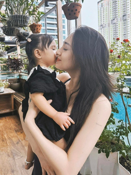 Nữ ca sĩ bận rộn hơn khi làm mẹ bỉm sữa. Ảnh: FB Bảo Anh.