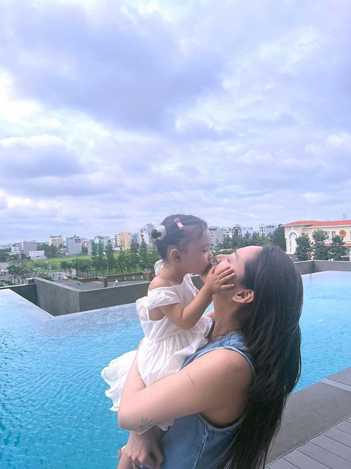 Mỗi khi đi diễn xa, Bảo Anh được mẹ hỗ trợ chăm sóc con gái. Ảnh: FB Bảo Anh.