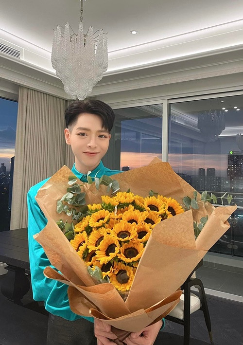 Nam ca sĩ sống trong không gian rộng rãi hơn so với nhà cũ. Ảnh: FB Đức Phúc.