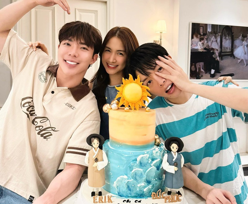 Đức Phúc đón sinh nhật bên Hòa Minzy và Erik trong căn hộ. Ảnh: FB Đức Phúc.
