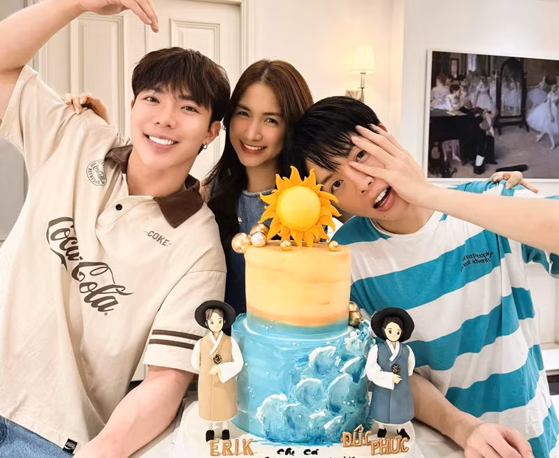 Đức Phúc đón sinh nhật bên Hòa Minzy và Erik trong căn hộ. Ảnh: FB Đức Phúc.