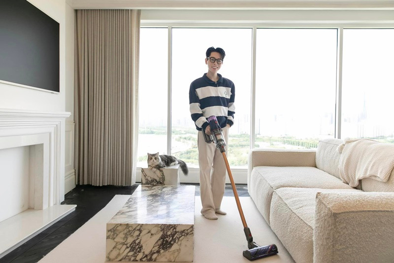 Nam ca sĩ khoe dọn dẹp nhà cửa. Ảnh: FB Đức Phúc.