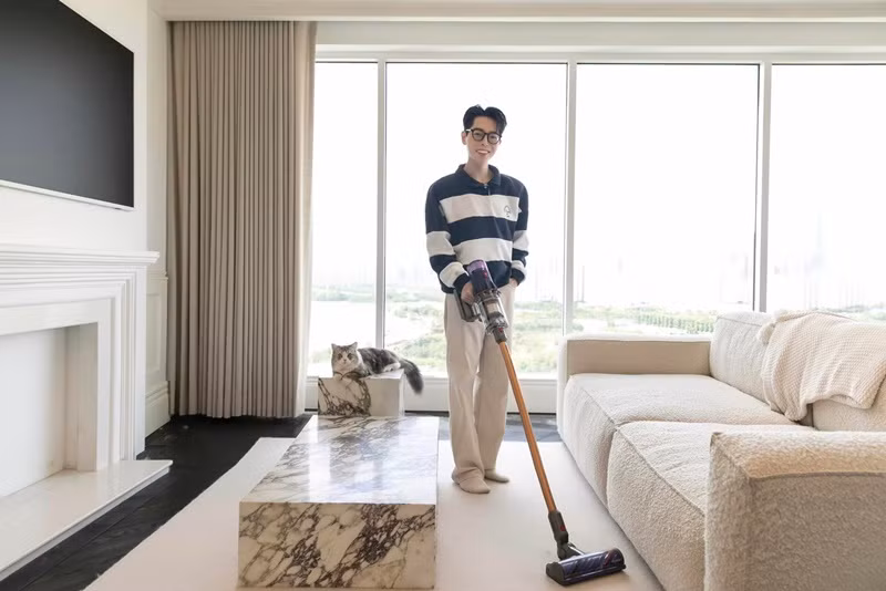 Nam ca sĩ khoe dọn dẹp nhà cửa. Ảnh: FB Đức Phúc.