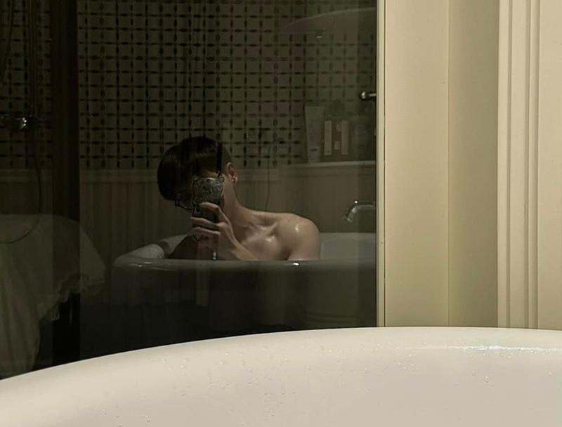 Đức Phúc chia sẻ hình ảnh tắm bồn. Nam ca sĩ cho biết, anh có sở thích tắm bồn. Ảnh: FB Đức Phúc.