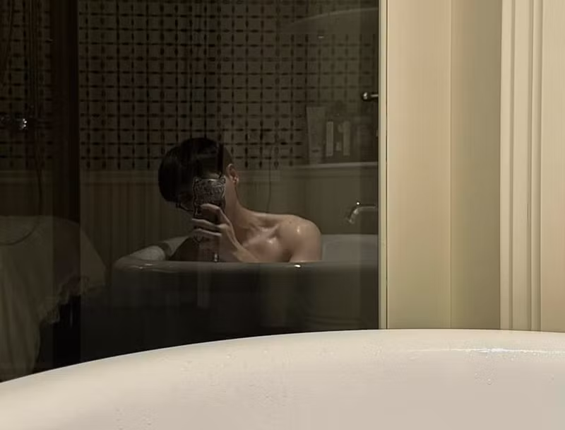 Đức Phúc chia sẻ hình ảnh tắm bồn. Nam ca sĩ cho biết, anh có sở thích tắm bồn. Ảnh: FB Đức Phúc.