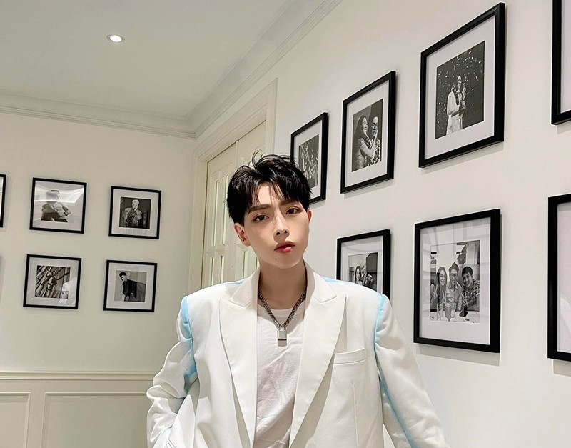 Đức Phúc thường xuyên check in ở hành lang. Trên tường hàng lang, anh treo rất nhiều bức ảnh của mình. Ảnh: FB Đức Phúc.