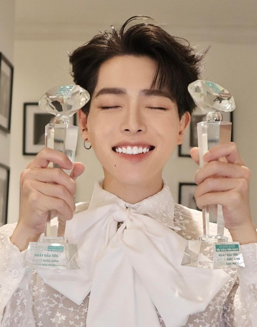 Ngoài bất động sản, Đức Phúc còn sở hữu xe sang, nhiều đồ hàng hiệu. Ảnh: FB Đức Phúc.