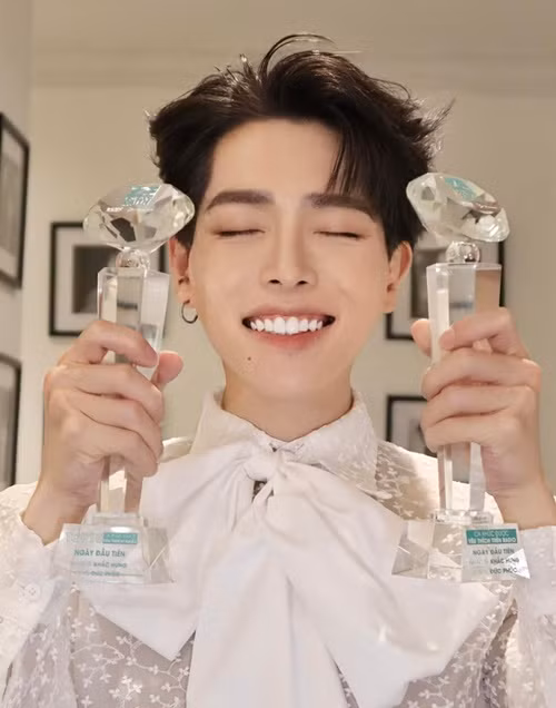 Ngoài bất động sản, Đức Phúc còn sở hữu xe sang, nhiều đồ hàng hiệu. Ảnh: FB Đức Phúc.