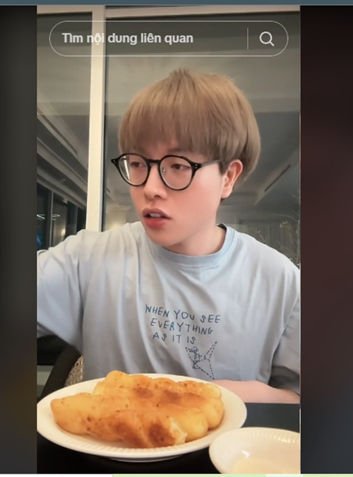 Đức Phúc thực hiện không ít clip ăn uống (mukbang) trong căn hộ 10 tỷ. Ảnh: TikTok Đức Phúc.