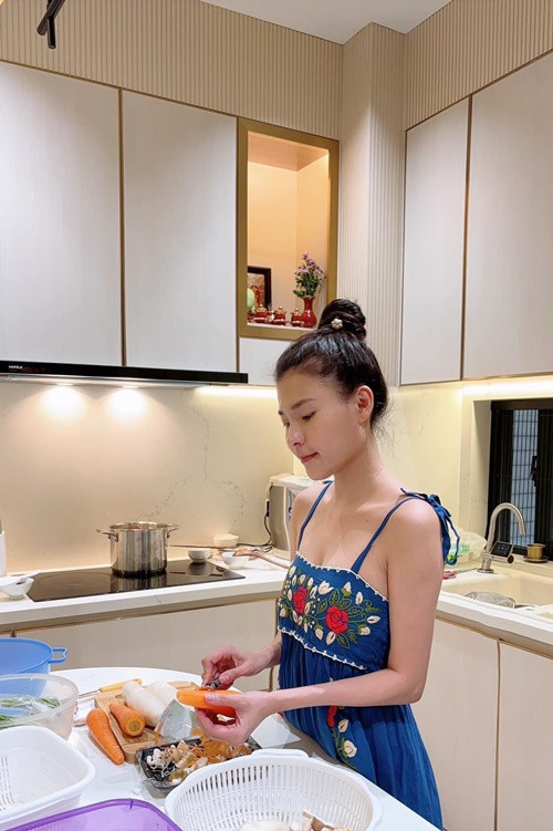 Vào bếp sau 6 tháng xa nhà đóng phim, Thúy Diễm được Lương Thế Thành khen: "Em đẹp nhất khi ở trong căn bếp".