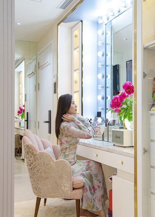 Trong biệt thự, Thúy Diễm có phòng trang điểm riêng.