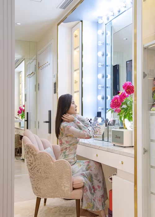 Trong biệt thự, Thúy Diễm có phòng trang điểm riêng.