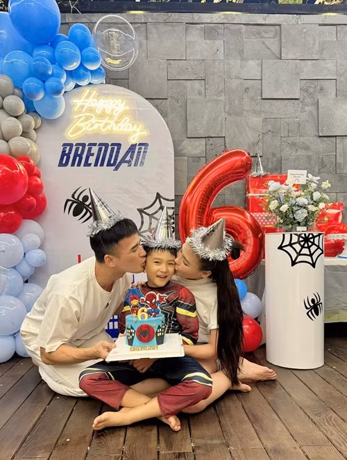 Cặp đôi tổ chức sinh nhật cho con trai ở biệt thự.