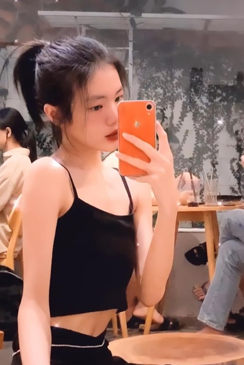 Theo VOV, để có đủ tiền phẫu thuật chuyển giới, Tường San làm nhiều việc một lúc như nhặt bóng ở sân tennis với mức lương 40 nghìn đồng/giờ, làm phục vụ quán cà phê, bưng bê ở quán nhậu. Ảnh: FB Tường San.