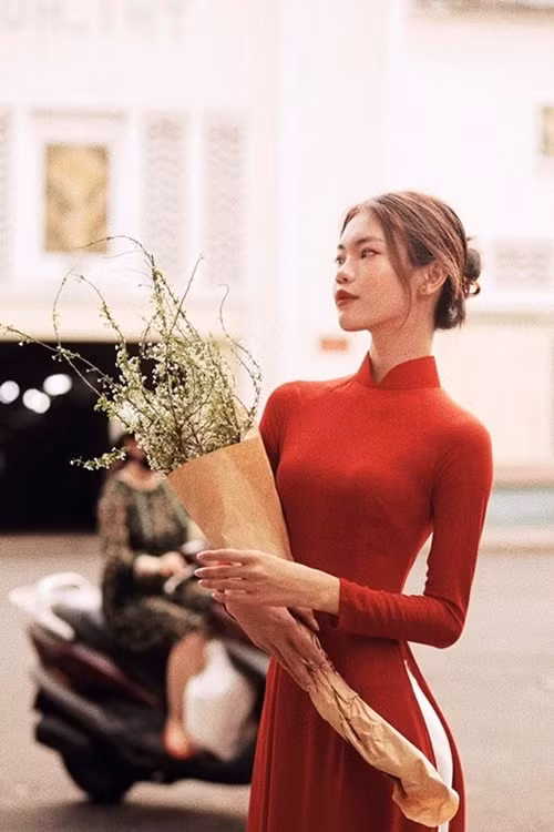 Theo Báo Giao Thông, Tường San chia sẻ, cô từng áp lực vì là cháu đích tôn nên sợ họ hàng dị nghị, ảnh hưởng tới bố mẹ. Khi Tường San muốn chuyển giới, bố mẹ không phản đối vì hiểu khao khát của con. Ảnh: FB Tường San.