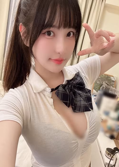 Hot girl siêu vòng một gợi cảm lôi cuốn vô cùng khi diện áo bó sát, xẻ ngực sâu.