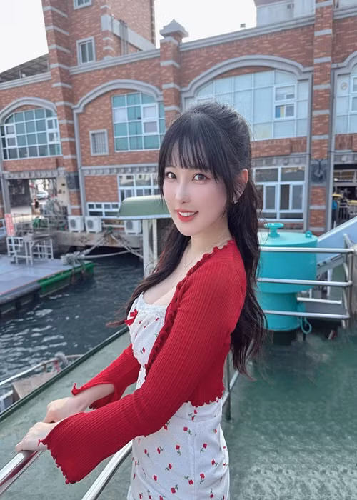 Hình ảnh trẻ trung, quyến rũ của cô nàng "gây mê" người hâm mộ.