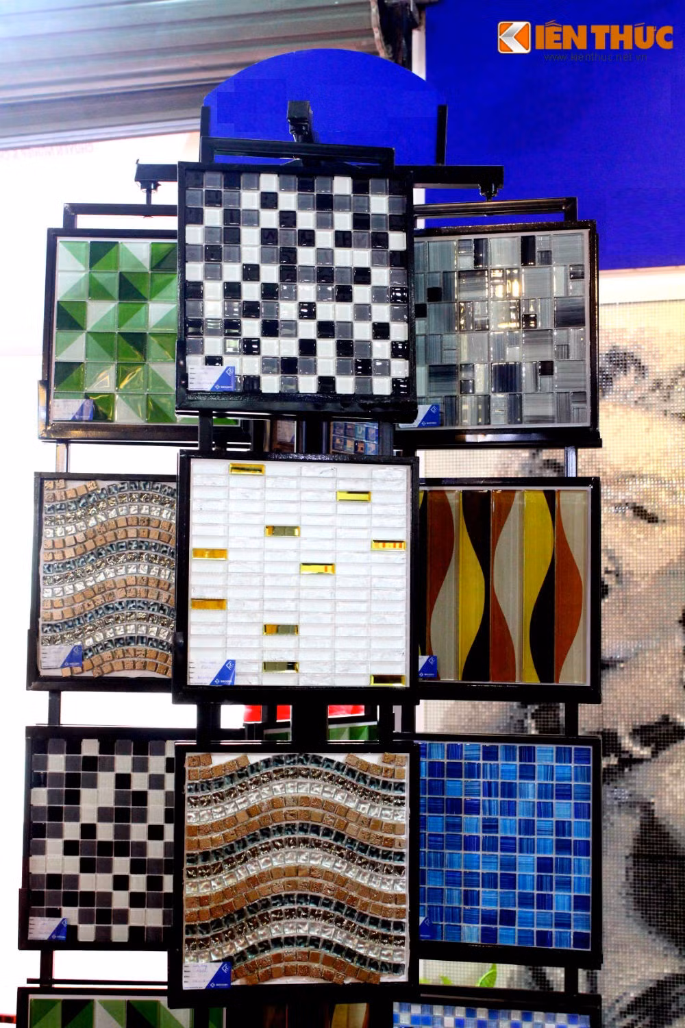 Cụ thể, gia chủ có thể ghép bức chân dung của mình hay hình ảnh của một người yêu thương nào đó trên tường, trong phòng khách, phòng ngủ,… qua những viên gạch thủy tinh xinh xắn, nghệ nhân sẽ tạo nên bức tranh giống như vẽ, đẹp sắc nét.