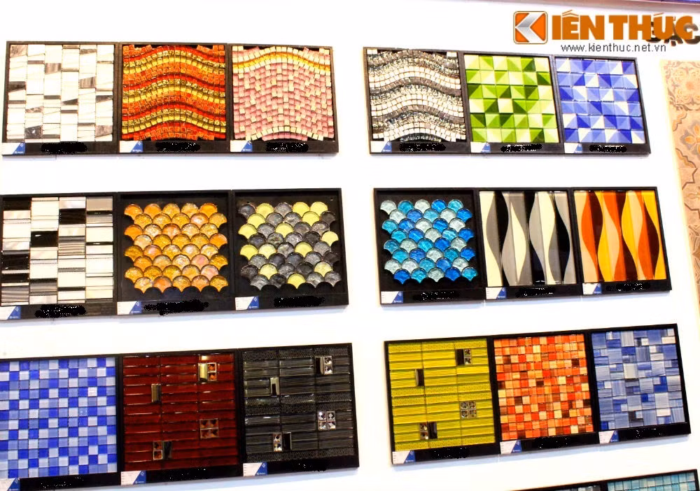 Tuy nhiên loại gạch kính thủy này lại không dễ dàng thi công cho nên nếu đội ngũ thi công thiếu chuyên nghiệp thì chắc chắn không thể phát huy được vẻ sang trọng, lung linh.